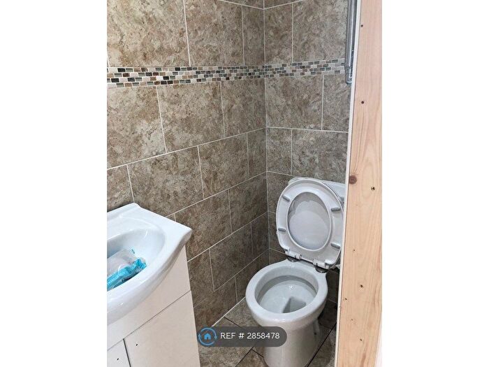 2 Bedroom Flat To Rent In Walnut Tree Road, Hounslow, TW5