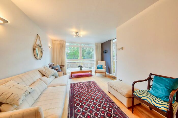 2 Bedroom Flat To Rent In Thamespoint, Fairways, TW11