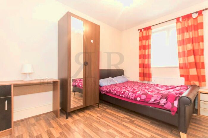 2 Bedroom Apartment To Rent In Kinglake Estate, London, SE17