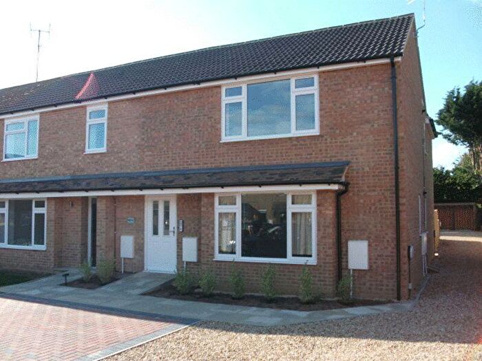 2 Bedroom Flat To Rent In Bed First Floor Apartment - Abingdon, OX14