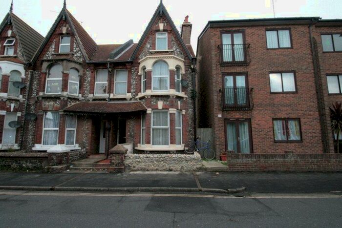 1 Bedroom Apartment To Rent In New Road, Littlehampton, West Sussex, BN17