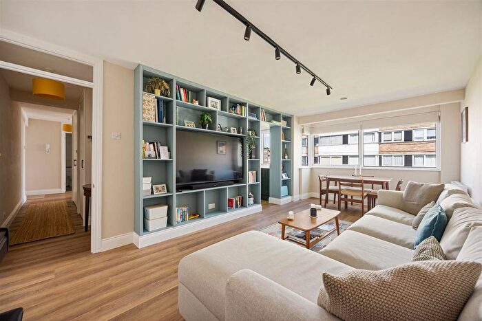 2 Bedroom Flat For Sale In Queenswood Gardens, Wanstead, E11