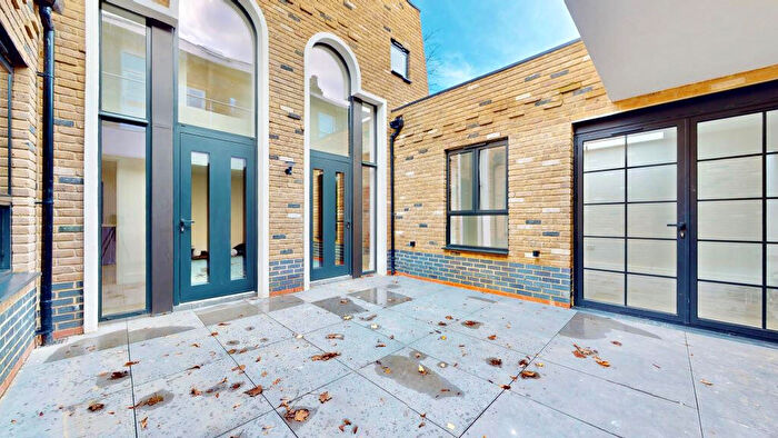 3 Bedroom Duplex To Rent In Hampton Road, London, E7