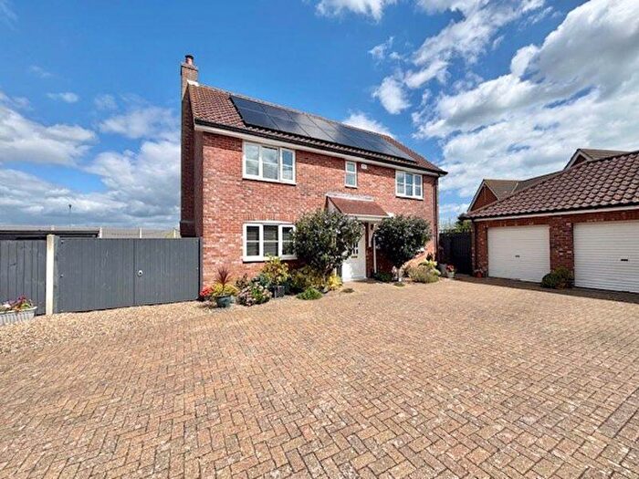 4 Bedroom Detached House For Sale In Carrel Road, Gorleston, NR31