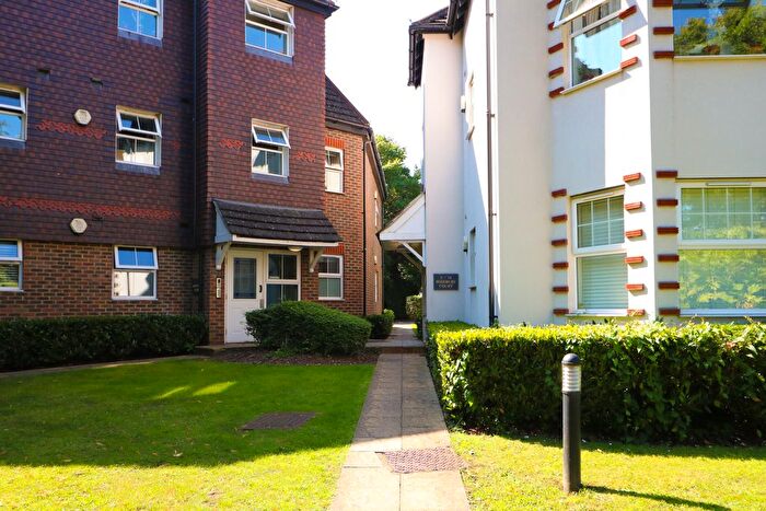 2 Bedroom Flat To Rent In St. Helen's Road, London, SW16