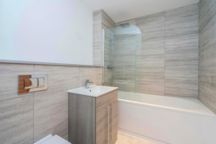 2 Bedroom Flat To Rent In Hopewood Park, Dorking RH5