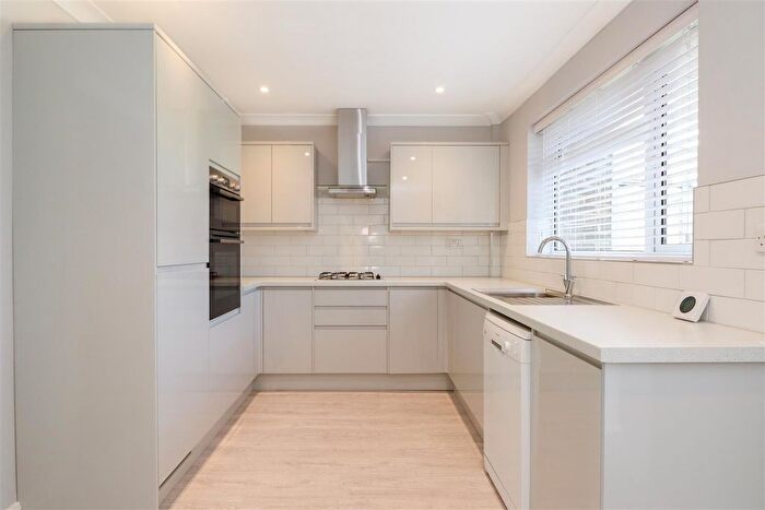 4 Bedroom Detached Bungalow For Sale In Masons Field, Mannings Heath, Horsham, RH13