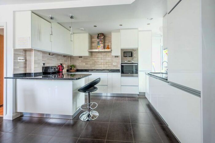 2 Bedroom Flat To Rent In .Ingleborough Street, Stockwell, London, SW9