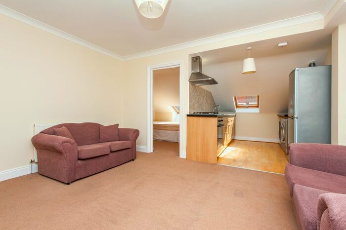2 Bedroom Flat To Rent In Abbeville Road, Clapham, London, SW4