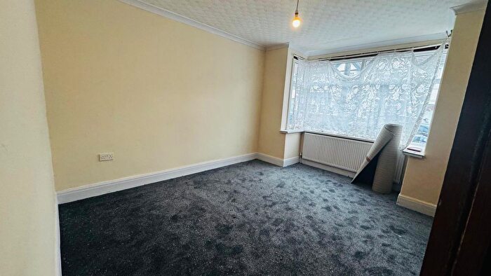 6 Bedroom Semi-Detached House To Rent In Trinity Road, Southall, UB1