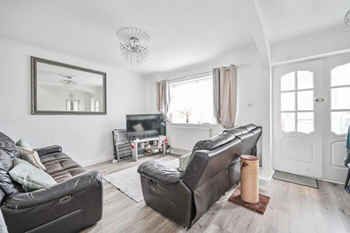 3 Bedroom Semi-Detached House For Sale In Holmesdale, Waltham Cross, Hertfordshire, , Enfield, Waltham Cross, EN8