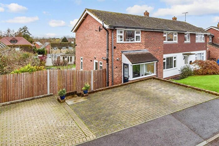 4 Bedroom Semi Detached House For Sale In Blunden Lane, Yalding, Maidstone, Kent, ME18