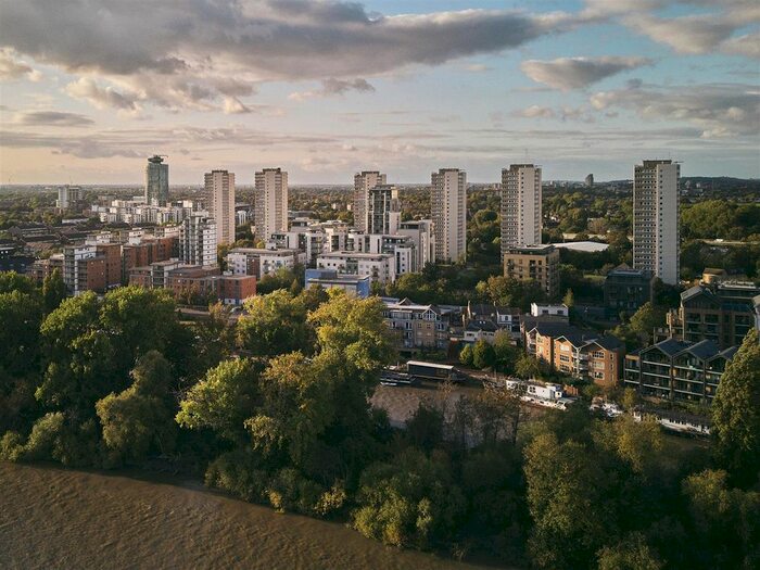 3 Bedroom Flat To Rent In Hyperion Tower, Brentford, TW8