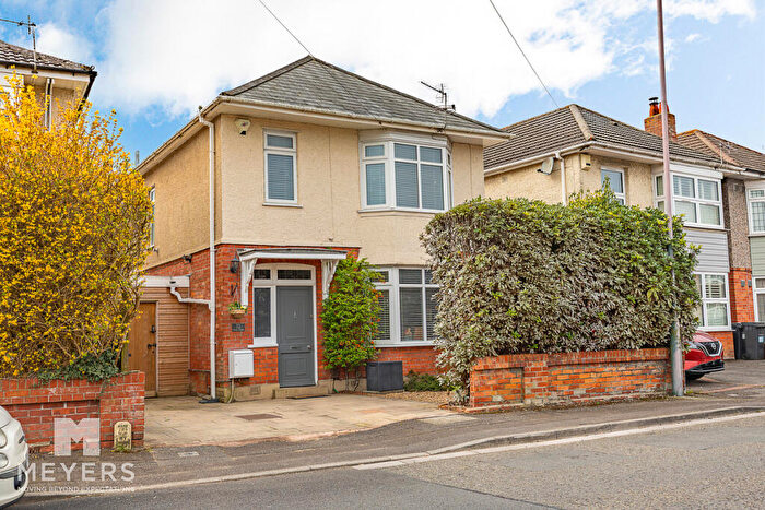 3 Bedroom Detached House For Sale In Victoria Avenue, Bournemouth, BH9