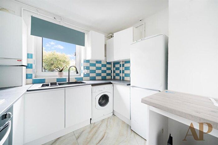 3 Bedroom Flat To Rent In Francis House, Colville Estate, London, N1