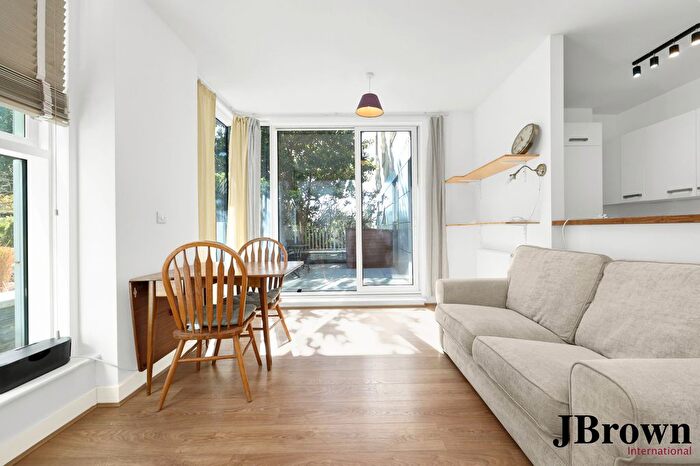 2 Bedroom Flat To Rent In Waterside Apartments, London, London, London, N4