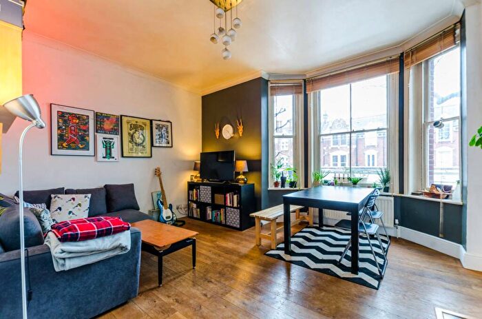 2 Bedroom Flat To Rent In Coldharbour Lane, Camberwell, London, SE5