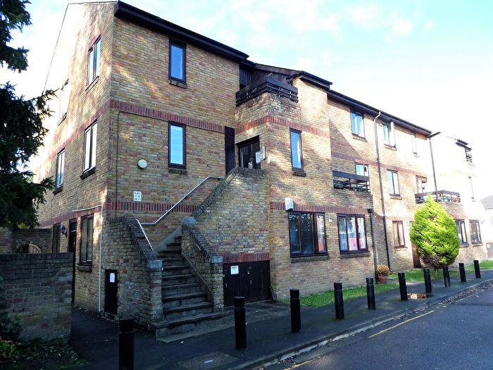 2 Bedroom Flat To Rent In Angelfield, Hounslow, TW3