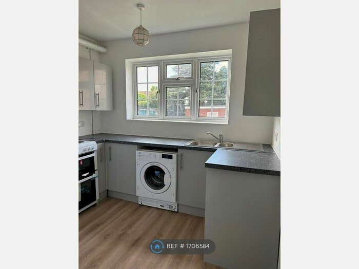 2 Bedroom Flat To Rent In Queens Keep, Camberley, GU15