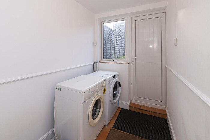 4 Bedroom Maisonette To Rent In Woodbridge Hill, Guildford, GU2