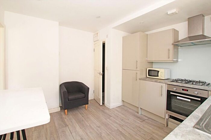 1 Bedroom Flat To Rent In Campden Hill Gardens, Kensington, W8