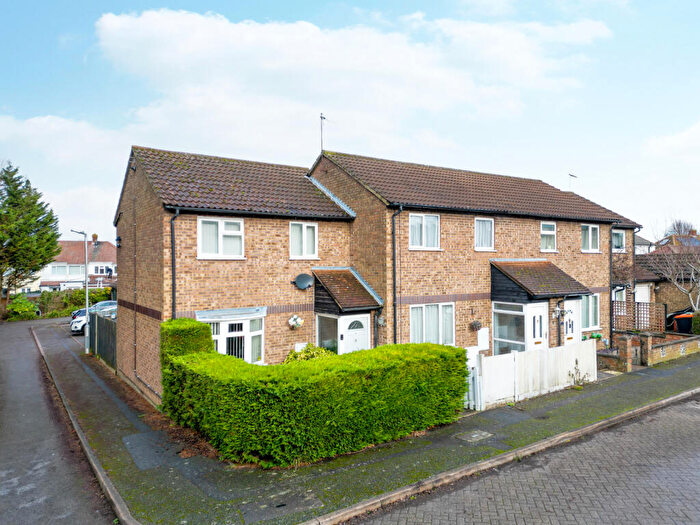 3 Bedroom End Of Terrace House For Sale In The Crest, Ridgeway Avenue, Dunstable, LU5