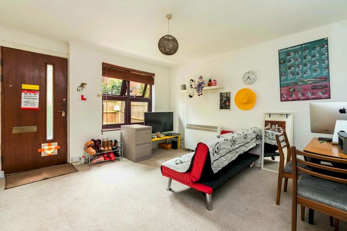 1 Bedroom Terraced House To Rent In Grovelands Close, London, SE5