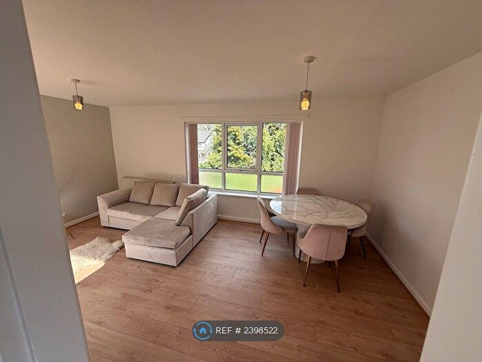 3 Bedroom Flat To Rent In Green Lane, Sale, M33