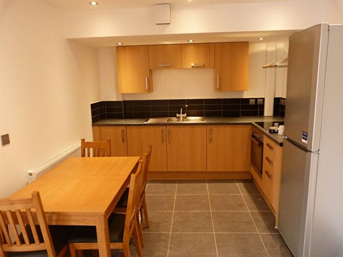 3 Bedroom Flat To Rent In Albany Road, Roath, CF24