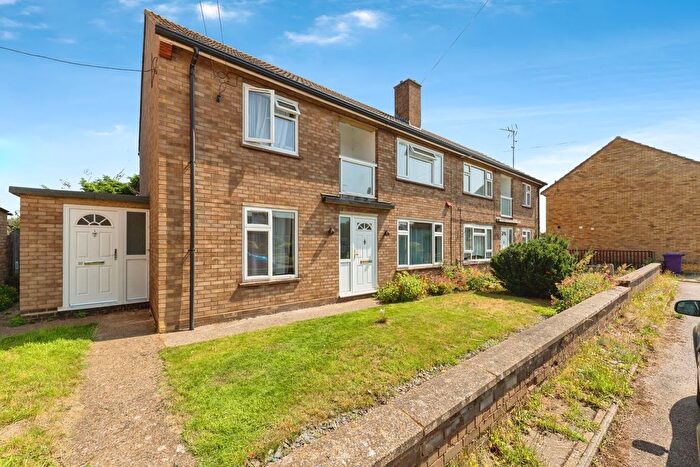 2 Bedroom Maisonette For Sale In Walnut Way, Ickleford, Hitchin, Hertfordshire, SG5