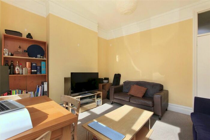 2 Bedroom Flat To Rent In Lynn Road, Clapham South, London, SW12