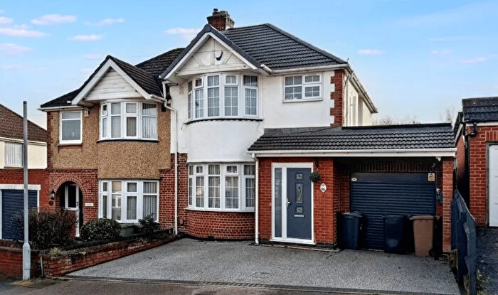 3 Bedroom Semi Detached House For Sale In Bloomfield Avenue, Luton, LU2