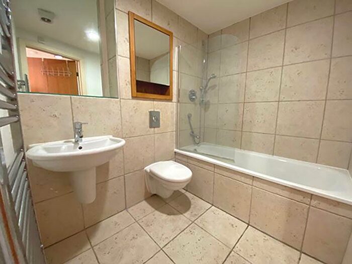 2 Bedroom Apartment To Rent In Magellan House Leeds Dock City Centre, LS10