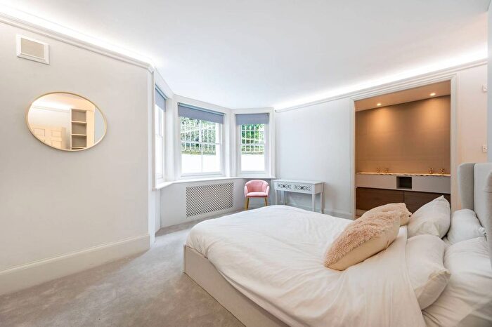 3 Bedroom Flat To Rent In Strathmore Gardens, Kensington, London, W8