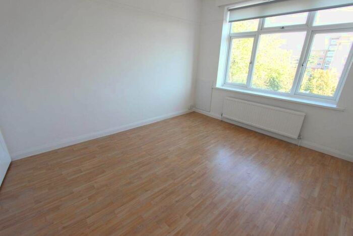 2 Bedroom Flat To Rent In High Road, London, N12