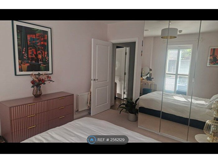 2 Bedroom Flat To Rent In Atkins Square, London, E8