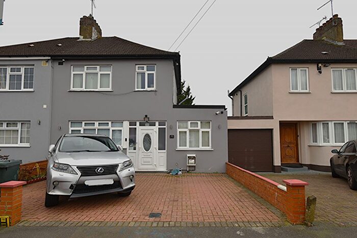 4 Bedroom Semi-Detached House To Rent In The Fairway, Ruislip, HA4