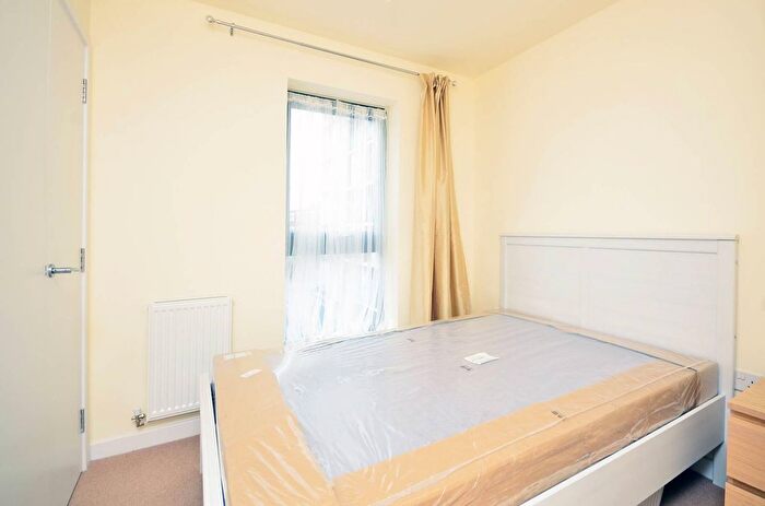 Studio To Rent In Burdett Road, Mile End, London, E3