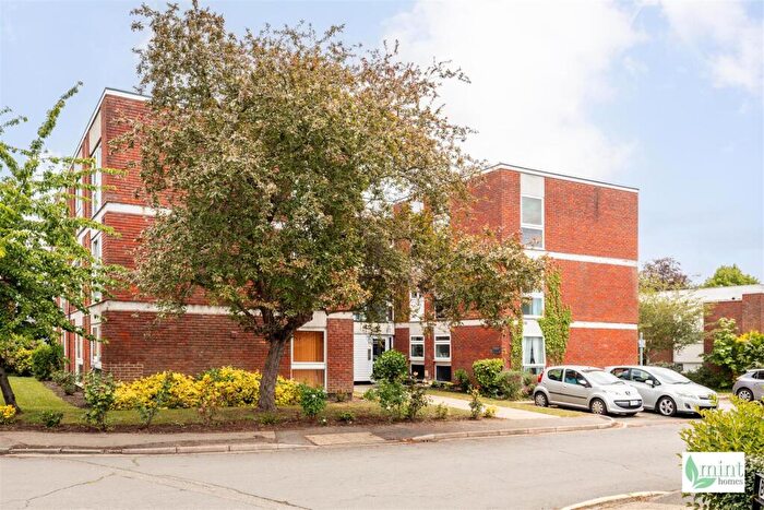 2 Bedroom Apartment For Sale In Brantwood Crt, West Byfleet, KT14