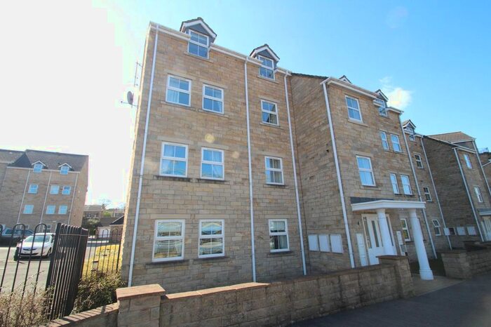 2 Bedroom Flat To Rent In Waters Walk, Bradford, West Yorkshire, BD10