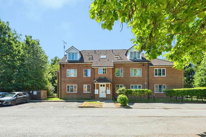 2 Bedroom Flat For Sale In Aspen Vale, Whyteleafe, Surrey, CR3