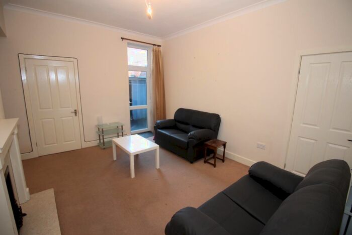 3 Bedroom Flat To Rent In (&#;pppw) Hazelwood Avenue, Newcastle Upon Tyne, NE2