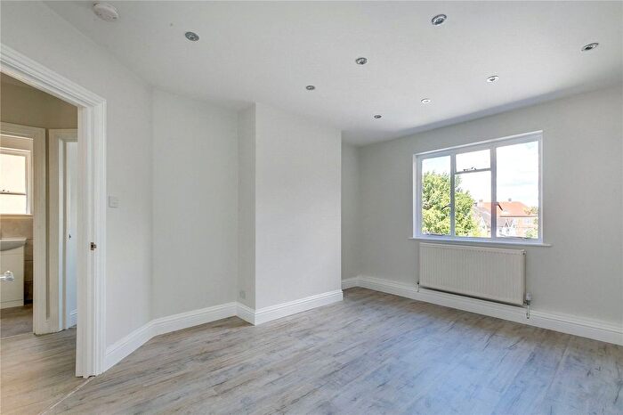 2 Bedroom Flat For Sale In Sheen Gate Gardens, East Sheen, SW14