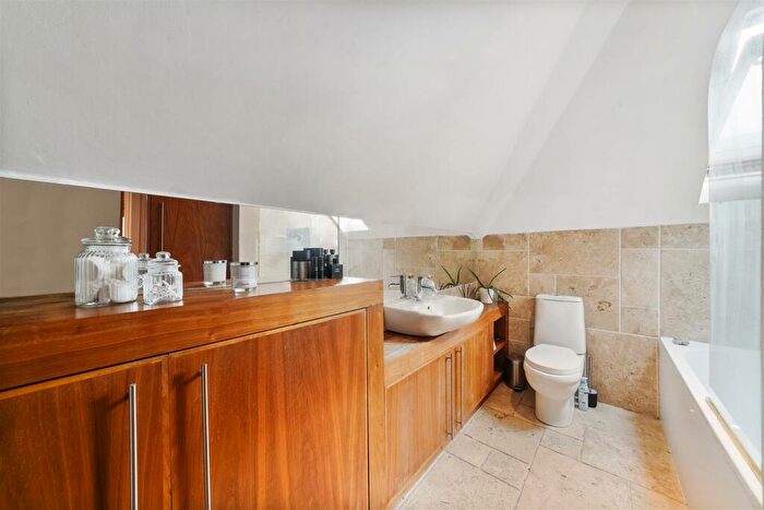 2 Bedroom Flat For Sale In Dartmouth Road, London, NW2