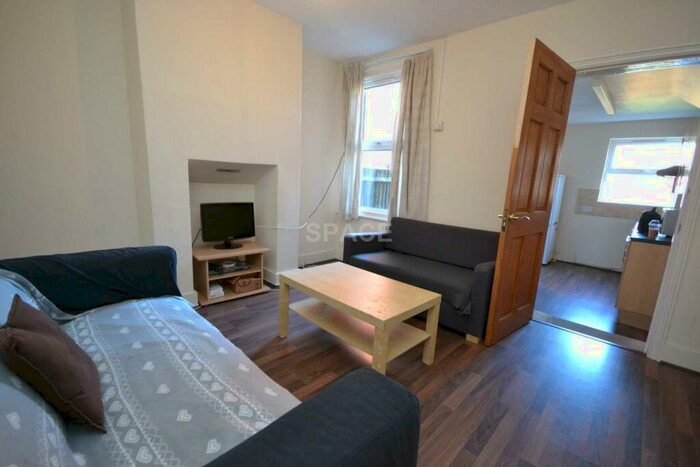 3 Bedroom Terraced House To Rent In Auckland Road, Reading, Berkshire, RG6