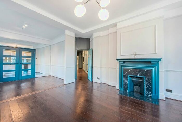 3 Bedroom Flat To Rent In Baker Street, London, NW1