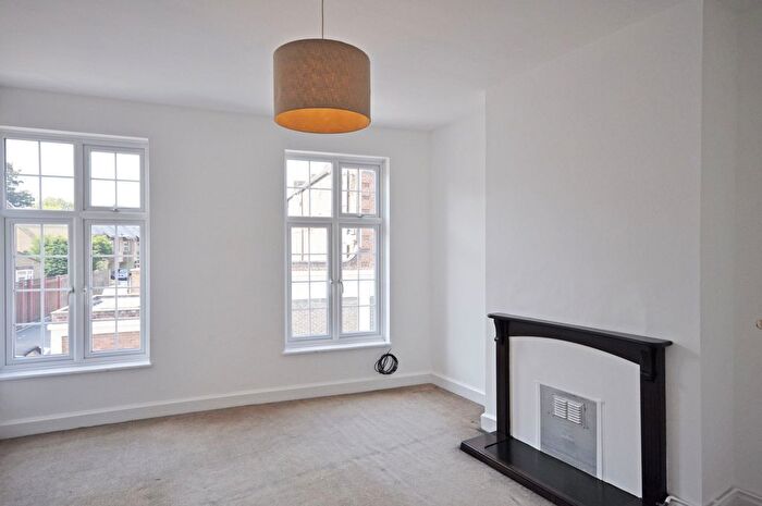 2 Bedroom Flat To Rent In Penrhyn Crescent, Sheen, SW14