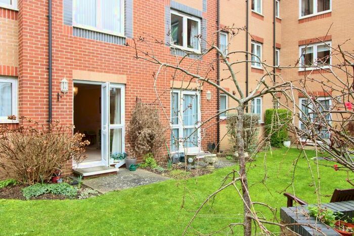 1 Bedroom Flat For Sale In Oakley Court, Southampton, SO16