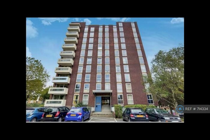 2 Bedroom Flat To Rent In Turnpike Link, Croydon, CR0