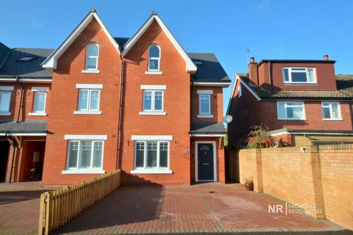 5 Bedroom End Of Terrace House To Rent In Leatherhead Road, Chessington, Surrey., KT9